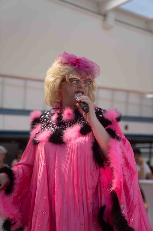 Deutsche Gay Kreuzfahrt – Adria Gay Cruise 2025 7 Drag Queen singt auf Deck der deutschen schwulen Kreuzfahrt