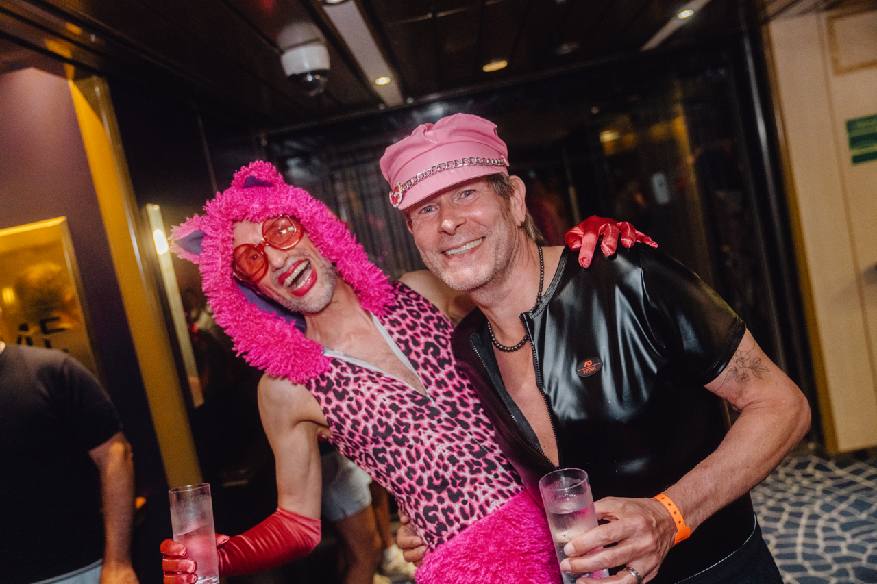 Deutsche Gay Kreuzfahrt – Adria Gay Cruise 2025 5 Pretty in Pink und seine bessere Hälfte auf der deutschen Gay Cruise