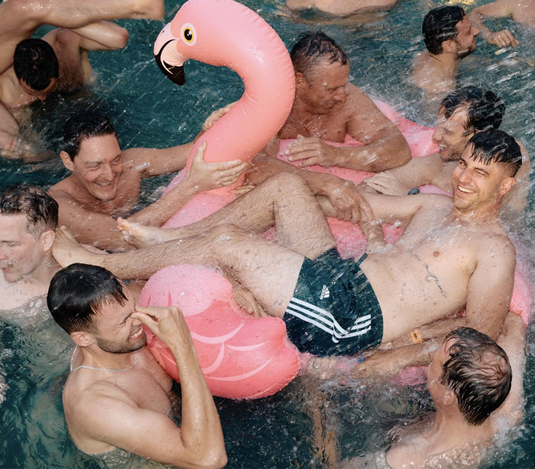 Deutsche Gay Kreuzfahrt – Adria Gay Cruise 2025 1 Deutsche Gay Kreuzfahrt – Männer haben Spaß mit pinkem Flamingo im Pool