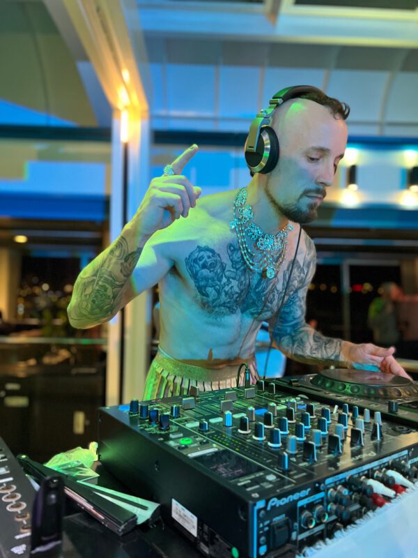 Deutsche Gay Kreuzfahrt – Adria Gay Cruise 2025 2 DJ Poppy Downes heizt den Gästen der schwulen Kreuzfahrt ein
